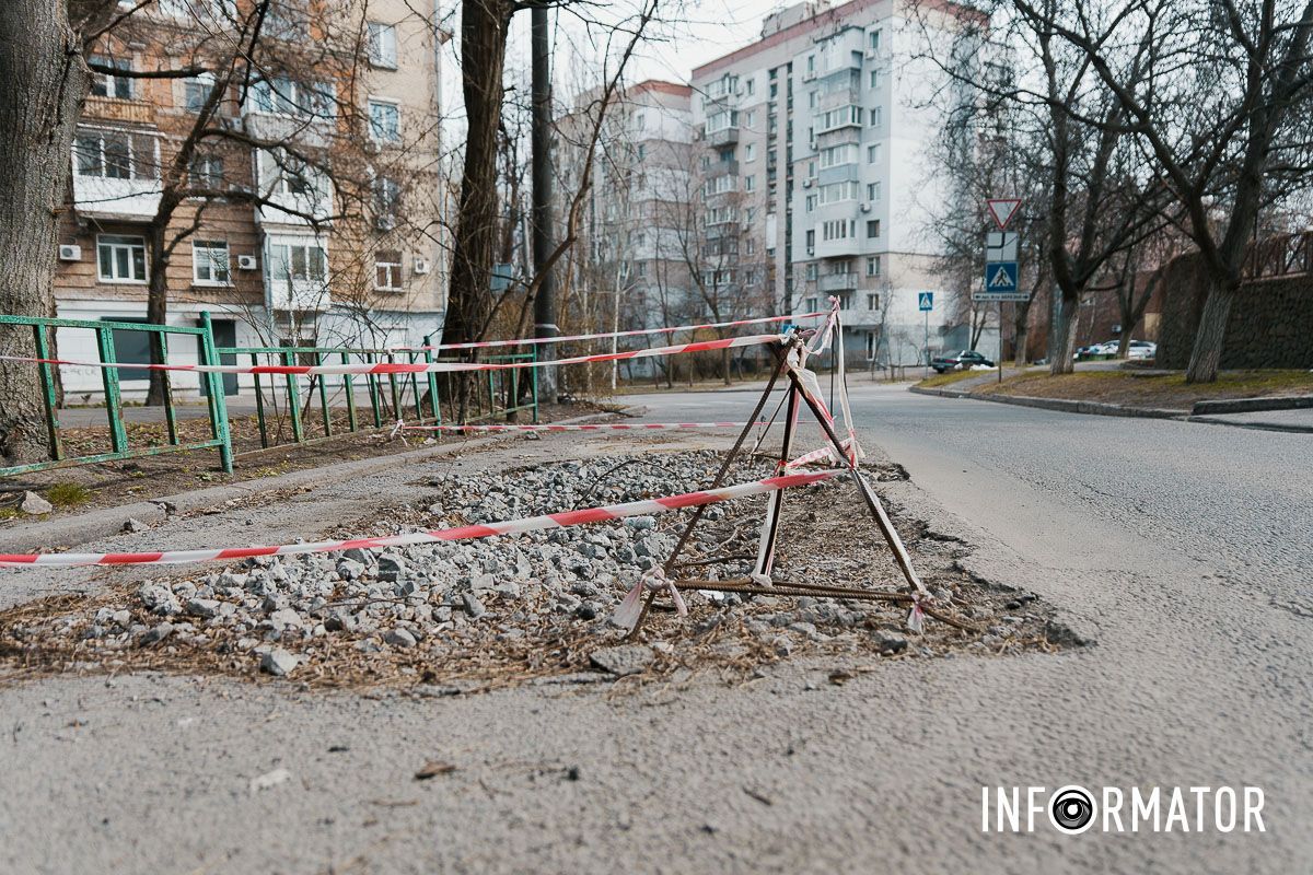 У Дніпрі на Івана Акінфієва вже 4 місяці не можуть залатати яму, в яку провалився Opel 1