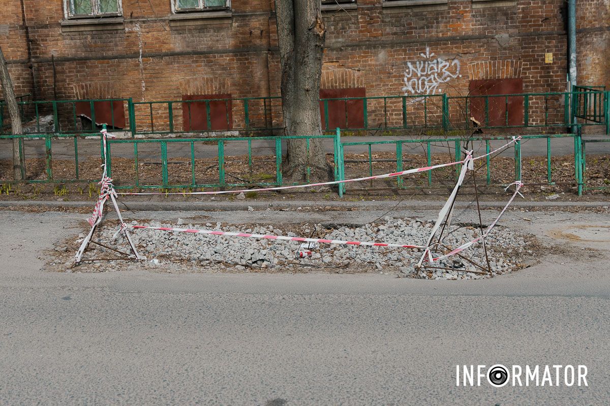 У Дніпрі на Івана Акінфієва вже 4 місяці не можуть залатати яму, в яку провалився Opel 2