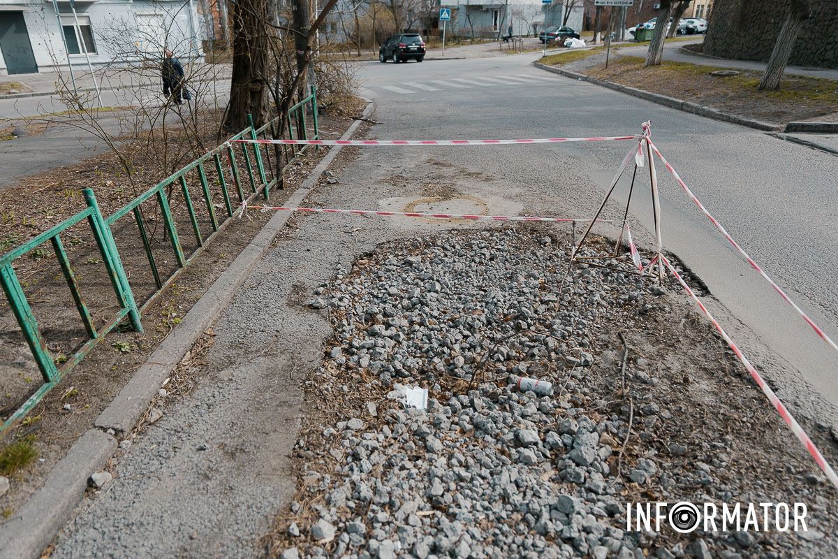 У Дніпрі на Івана Акінфієва вже 4 місяці не можуть залатати яму, в яку провалився Opel 5