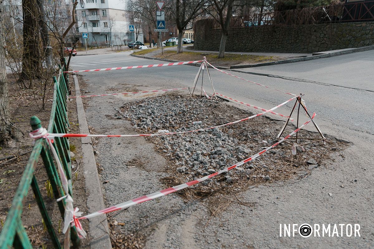 У Дніпрі на Івана Акінфієва вже 4 місяці не можуть залатати яму, в яку провалився Opel 4