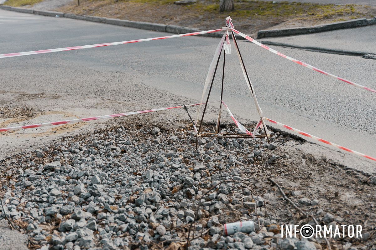 У Дніпрі на Івана Акінфієва вже 4 місяці не можуть залатати яму, в яку провалився Opel 3