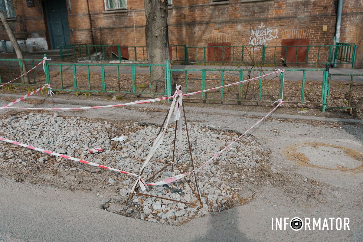 У Дніпрі на Івана Акінфієва вже 4 місяці не можуть залатати яму, в яку провалився Opel 6