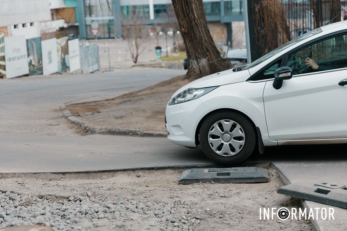 Водители вынуждены объезжать место проведения работ по тротуару