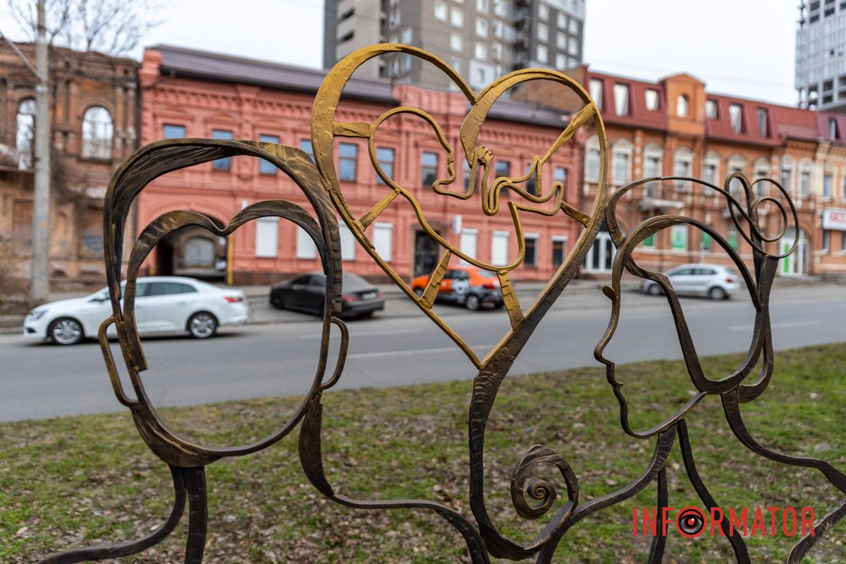 Самой известной остается «Скамейка влюбленных» на Набережной Сичеславской, которую установили более десяти лет назад Самой известной остается «Скамейка влюбленных» на Набережной Сичеславской, которую установили более десяти лет назад