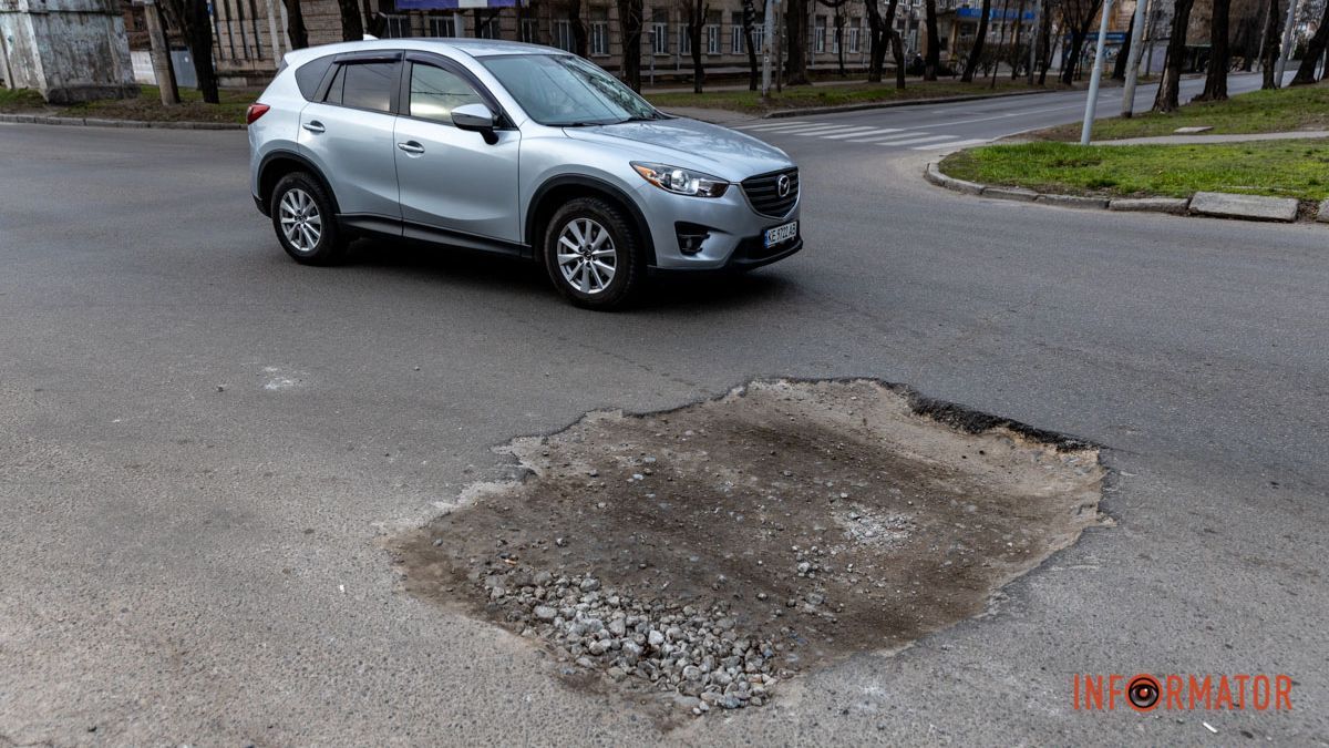 Водители «теряют колеса»: в Днепре на Антоновича появилась глубокая яма