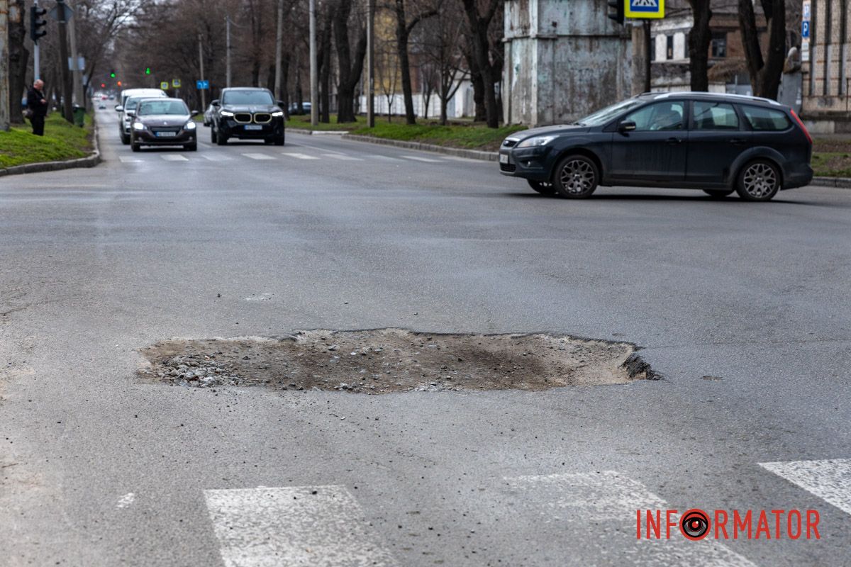 Яма расположена на перекрестке улиц Антоновича и Степана Бандеры. Яма расположена на перекрестке улиц Антоновича и Степана Бандеры.