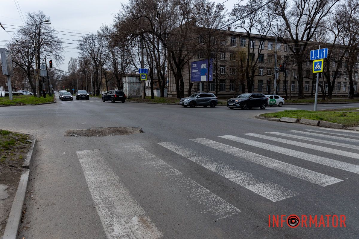 Водители автомобилей вынуждены объезжать поврежденный участок по встречной полосе, что создает аварийные ситуации Водители автомобилей вынуждены объезжать поврежденный участок по встречной полосе, что создает аварийные ситуации
