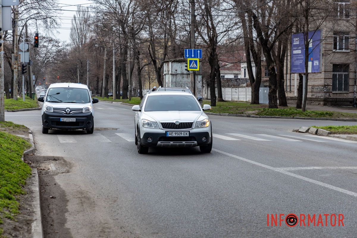 На улице Антоновича образовалась глубокая яма На улице Антоновича образовалась глубокая яма