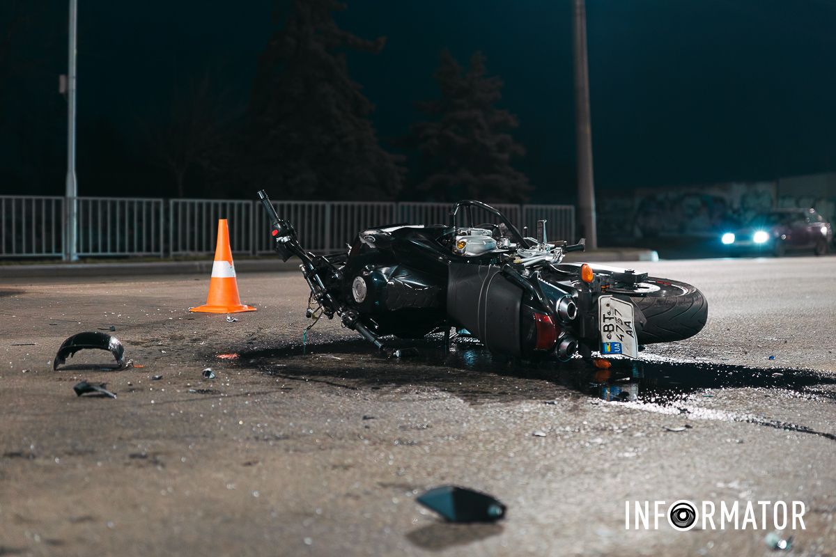 Мотоцикл після зіткнення У Дніпрі на Набережній Заводській зіткнулись Kia та Suzuki: водій двоколісного загинув на місці ДТП 16