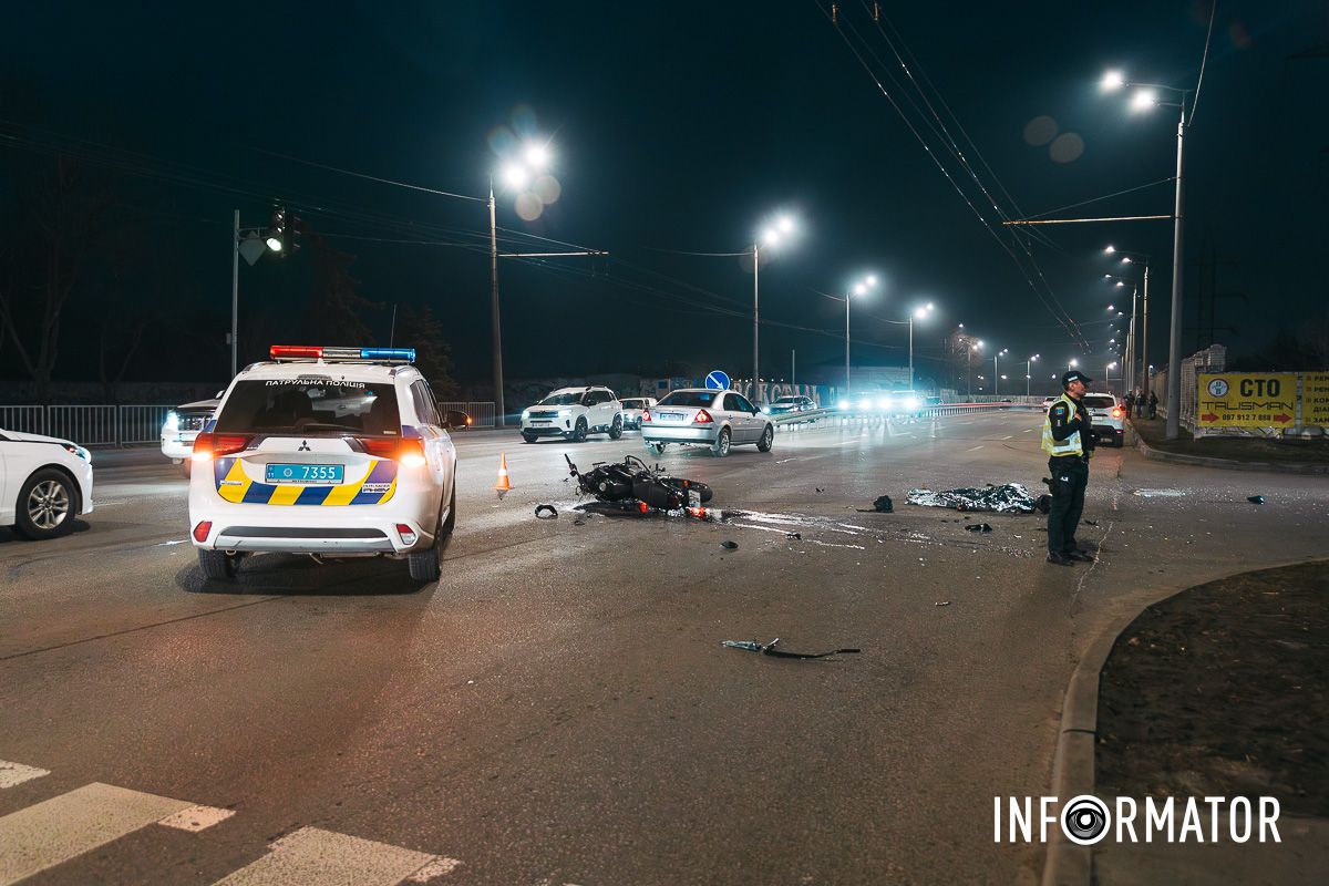 Місце зіткнення відгородили У Дніпрі на Набережній Заводській зіткнулись Kia та Suzuki: водій двоколісного загинув на місці ДТП 15