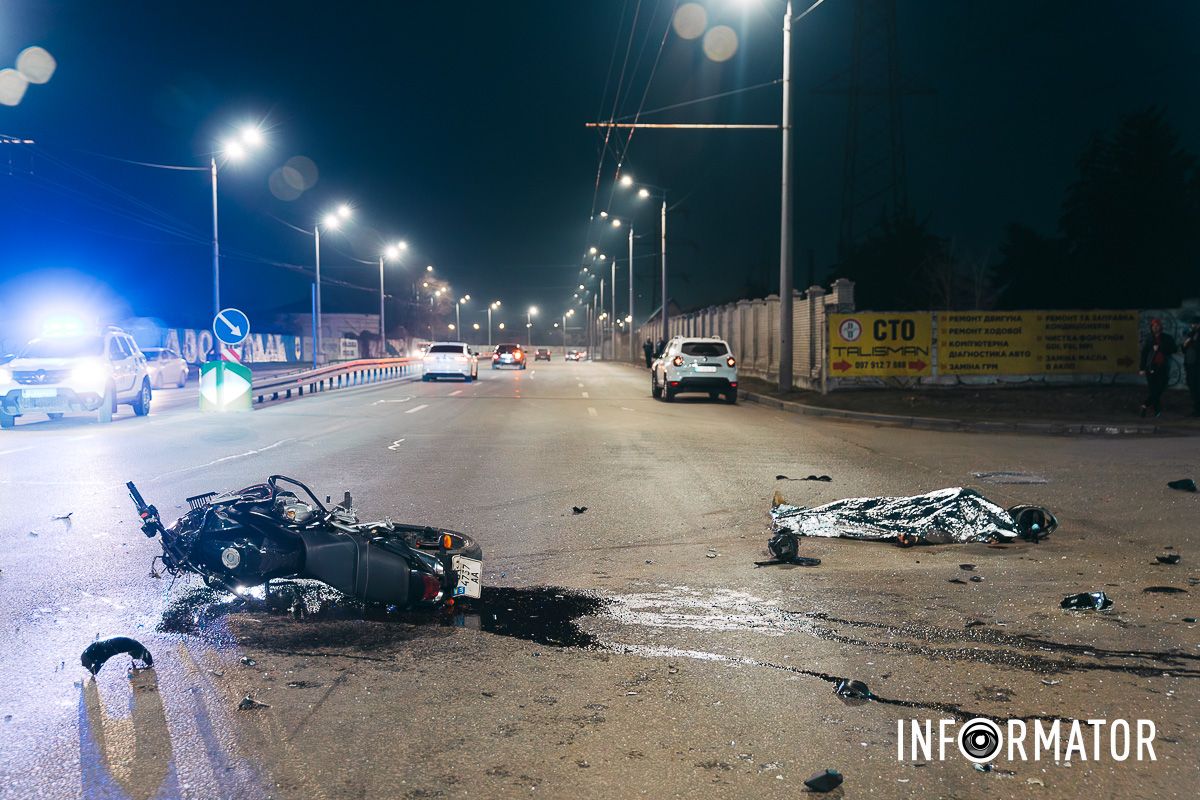 У суботу, 15 березня, у Дніпрі на перехресті Набережної Заводської та вулиці Фортечної сталася смертельна ДТП У Дніпрі на Набережній Заводській зіткнулись Kia та Suzuki: водій двоколісного загинув на місці ДТП 1