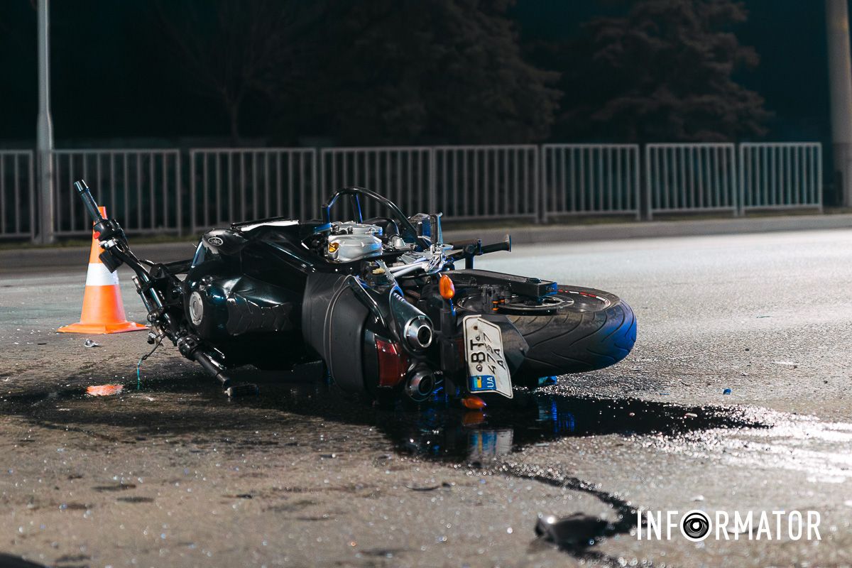 За попередньою інформацією, мотоцикліст їхав у напрямку Кайдацького мосту зі сторони Юрія Кондратюка У Дніпрі на Набережній Заводській зіткнулись Kia та Suzuki: водій двоколісного загинув на місці ДТП 4