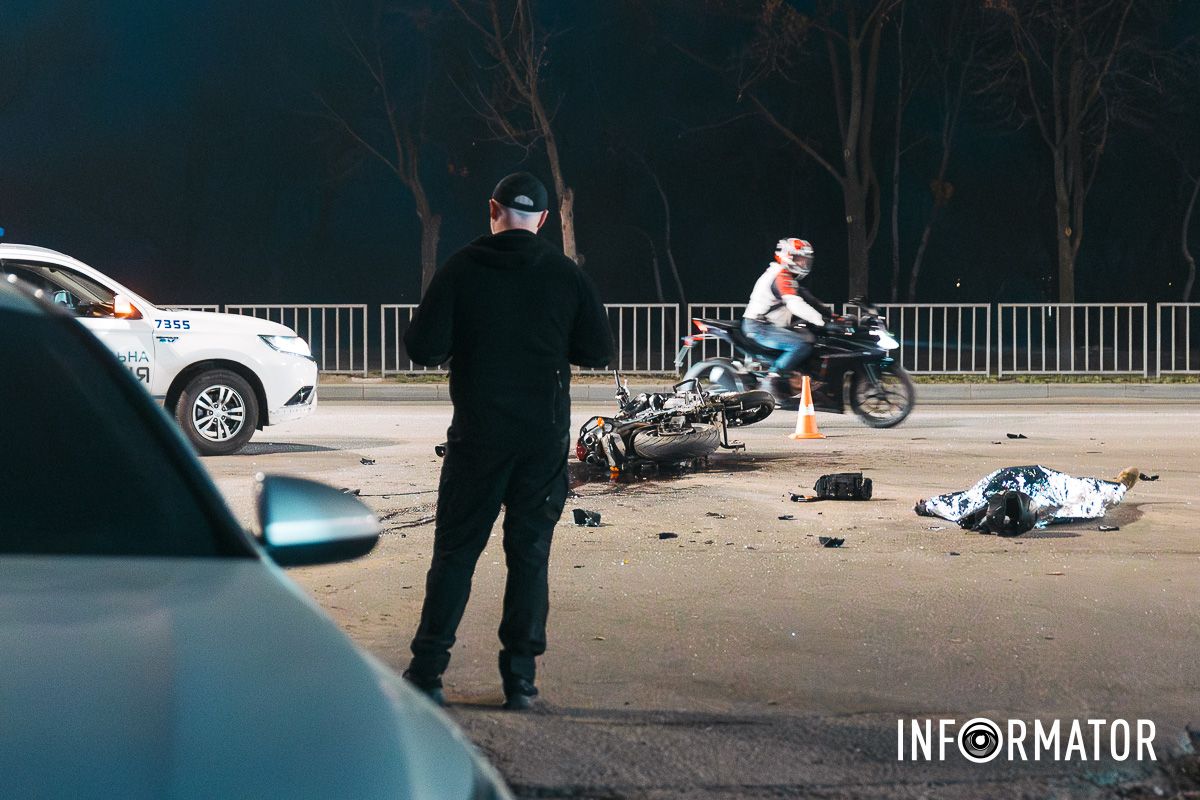 Усі обставини смертельної ДТП з'ясовуватимуть правоохоронці У Дніпрі на Набережній Заводській зіткнулись Kia та Suzuki: водій двоколісного загинув на місці ДТП 8