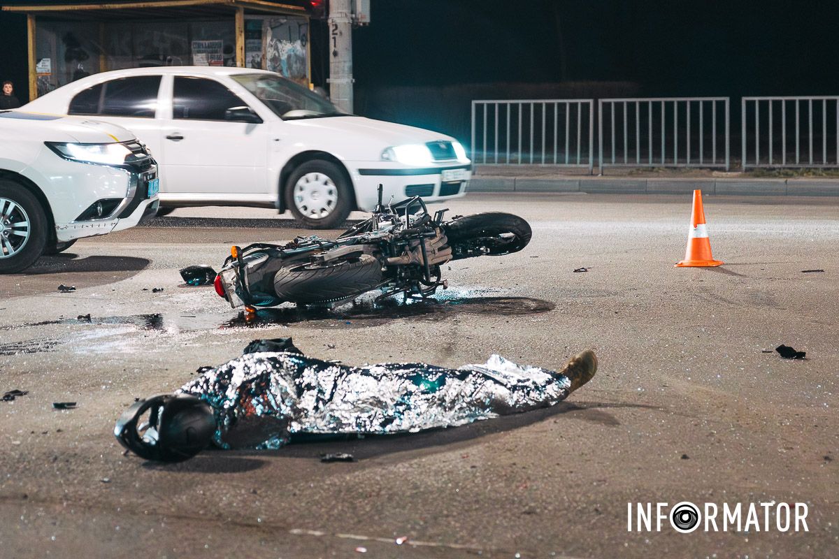 Станом на 18:40 тіло водія знаходилося на місці смертельної аварії У Дніпрі на Набережній Заводській зіткнулись Kia та Suzuki: водій двоколісного загинув на місці ДТП 9