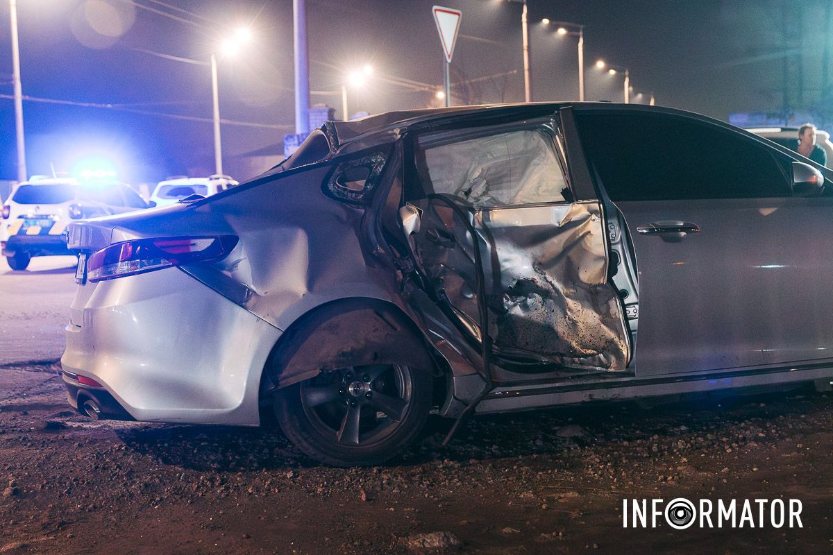 Деталі аварії мають оголосити згодом У Дніпрі на Набережній Заводській зіткнулись Kia та Suzuki: водій двоколісного загинув на місці ДТП 14