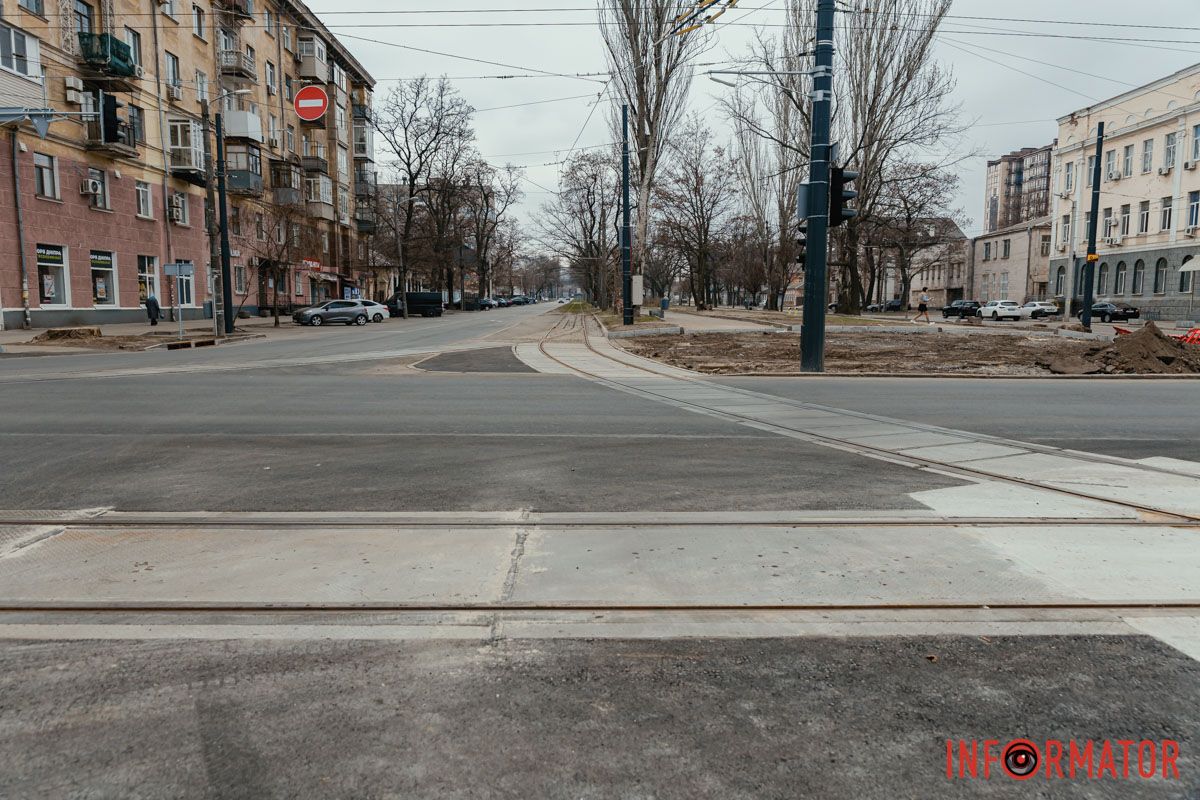 У грудні 2024 року на перехресті проспекту Лесі Українки та бульвару Батальйону Дніпро розпочався третій етап ремонту трамвайного переїзду Відремонтували колію на проспекті Лесі Українки: у Дніпрі трамваї №12, №17 та №5 курсують за звичними маршрутами 8