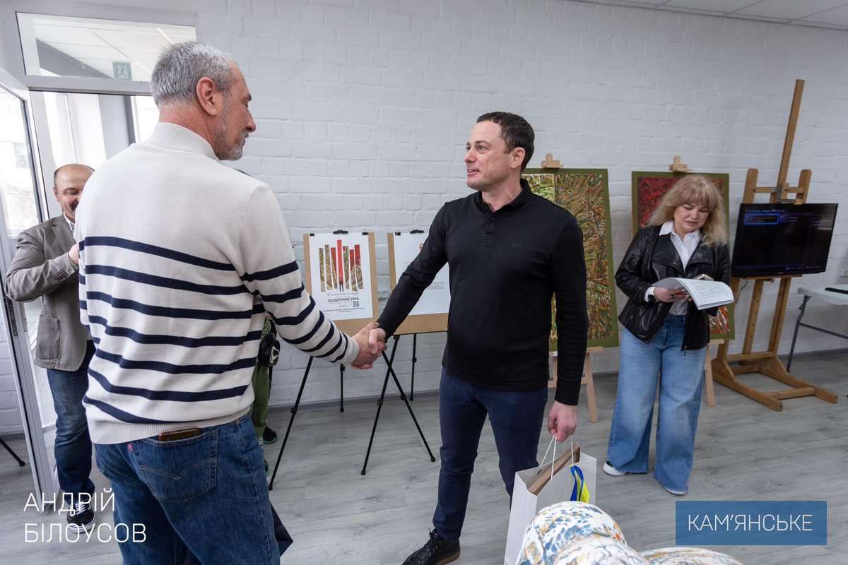 По словам мэра Каменского, открыли и выставку заслуженного художника Украины Вячеслава Гутыри "Дневник 2025" По словам мэра Каменского, открыли и выставку заслуженного художника Украины Вячеслава Гутыри "Дневник 2025"