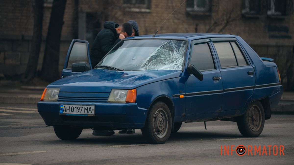 В Днепре на Калиновой ЗАЗ сбил женщину и двоих детей на пешеходном переходе