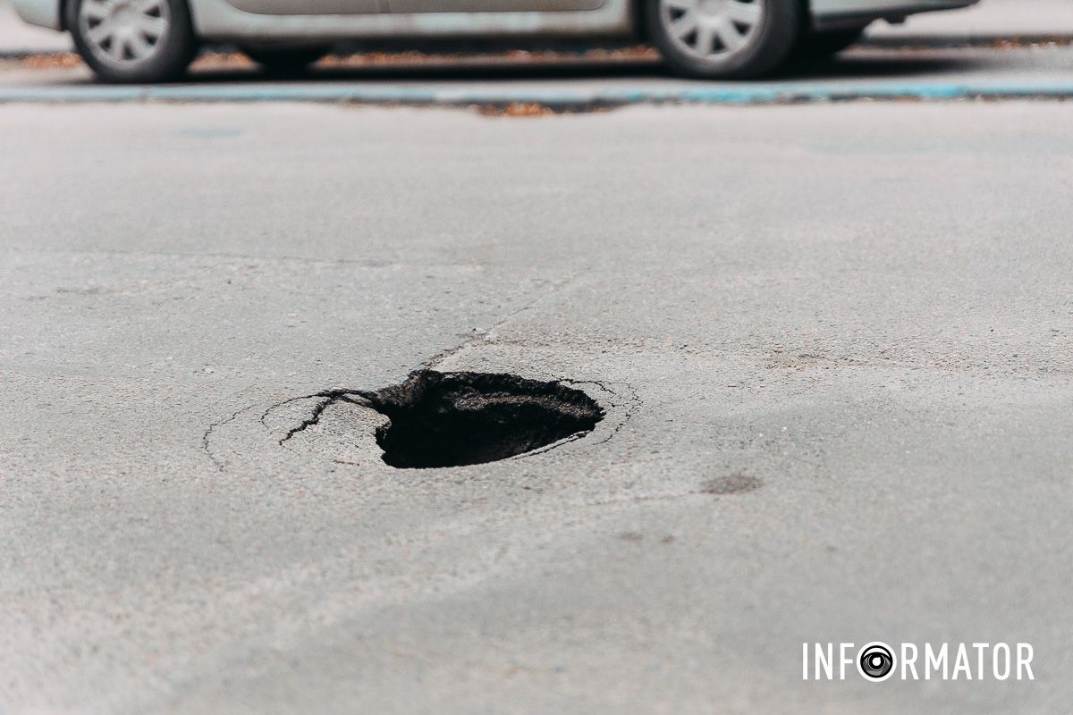На цей момент провалля не огороджене "Буде біда": у Дніпрі на вулиці Левка Лукʼянченка росте провалля під дорогою 7