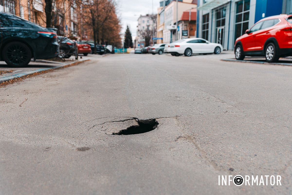 Станом на 19 березня діаметр отвору складає приблизно 20 сантиметрів "Буде біда": у Дніпрі на вулиці Левка Лукʼянченка росте провалля під дорогою 5