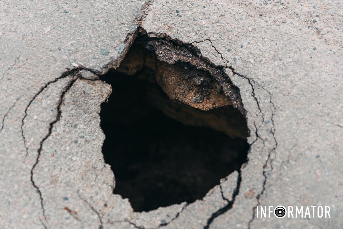 Провалля зʼявилося біля будинку №5 "Буде біда": у Дніпрі на вулиці Левка Лукʼянченка росте провалля під дорогою 2