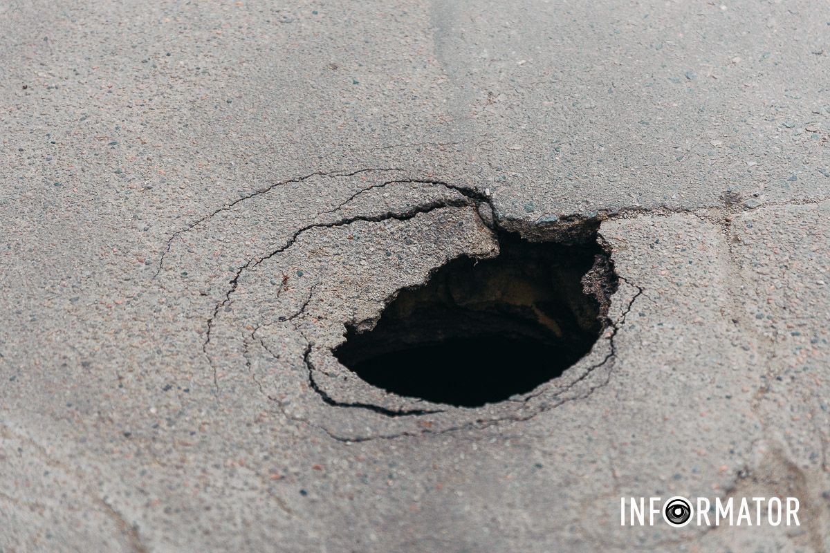 У Дніпрі на вулиці Левка Лукʼянченка (раніше Жуковського) під асфальтом утворюється велика порожнеча "Буде біда": у Дніпрі на вулиці Левка Лукʼянченка росте провалля під дорогою 1