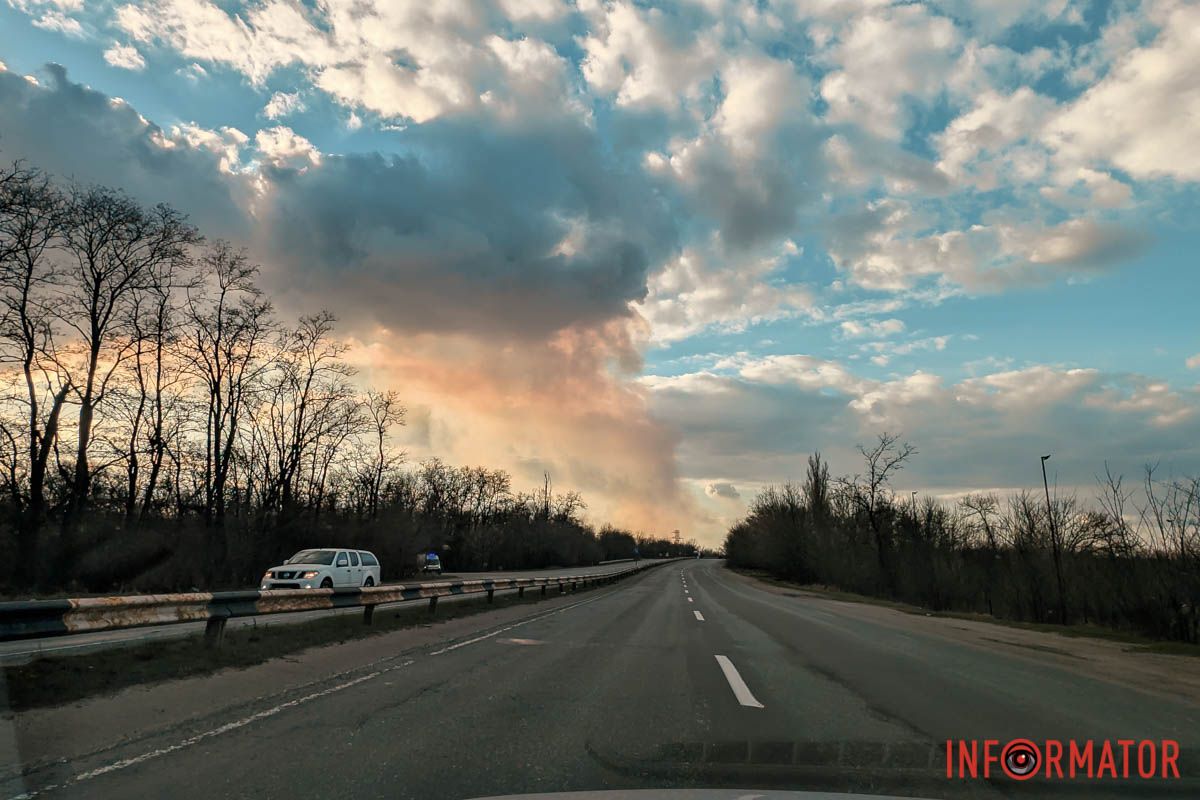 В четверг, 20 марта, на Полтавском шоссе в районе поселка Баловка произошел пожар Дым виден из Днепра: на Полтавском шоссе под Днепром масштабно пылает сухостой.