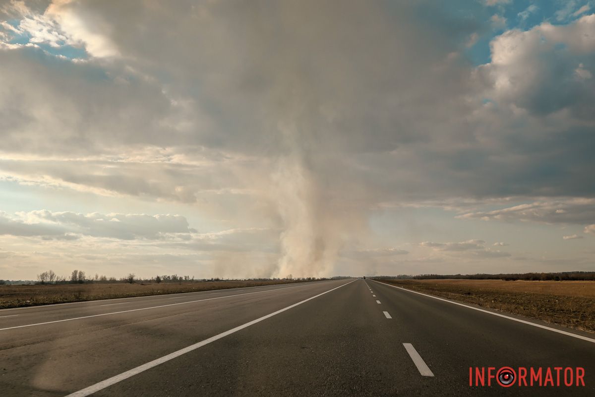 Там горел сухостой Дым виден из Днепра: на Полтавском шоссе под Днепром масштабно пылает сухостой.