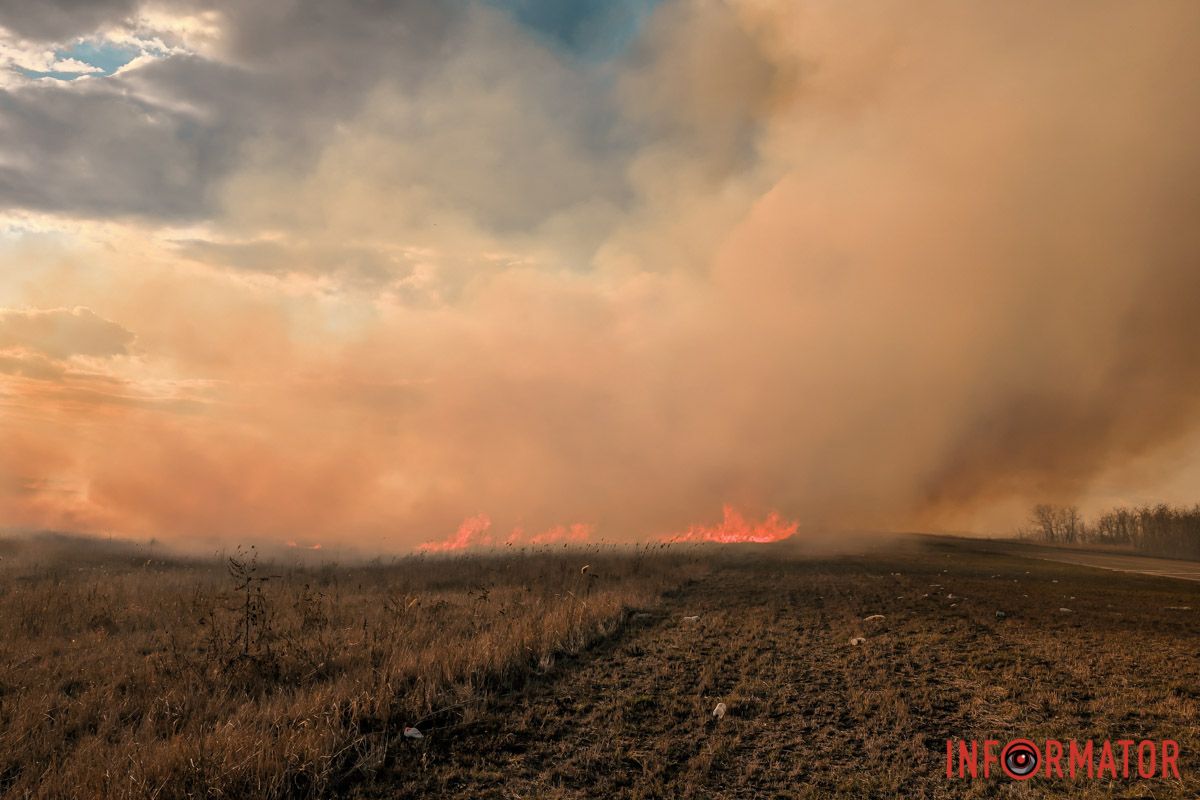 Дым был виден с правого берега Днепра и с Каменского. Дым виден из Днепра: на Полтавском шоссе под Днепром масштабно пылает сухостой 3