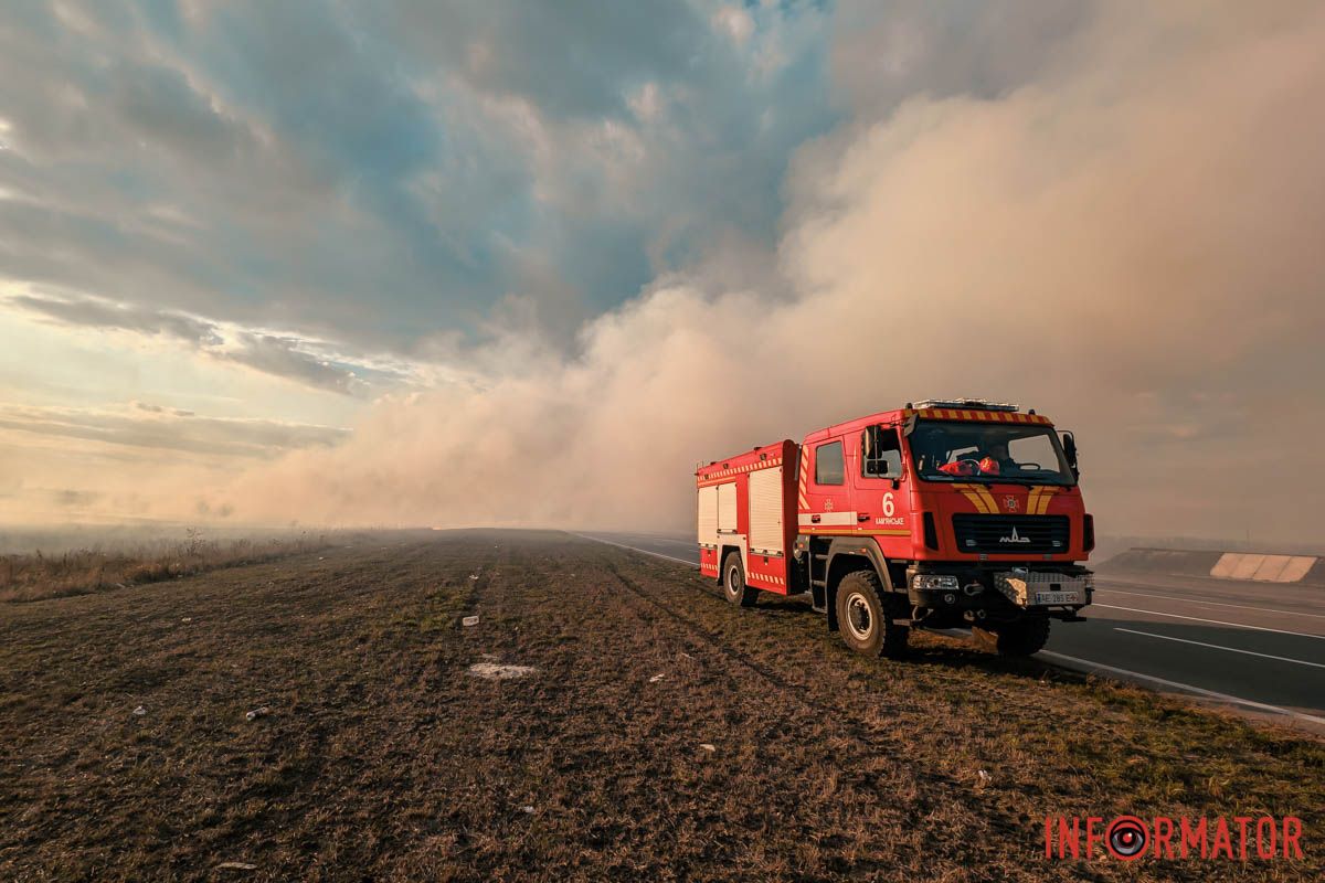 Фото: Владимир Колесниченко Дым виден из Днепра: на Полтавском шоссе под Днепром масштабно пылает сухостой 9