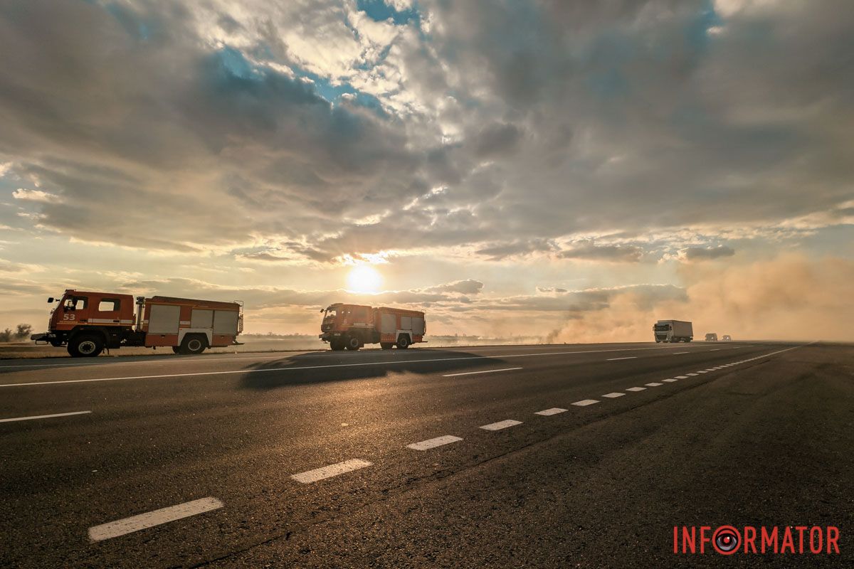 Автомобили работников ГСЧС Дым виден из Днепра: на Полтавском шоссе под Днепром масштабно пылает сухостой 7