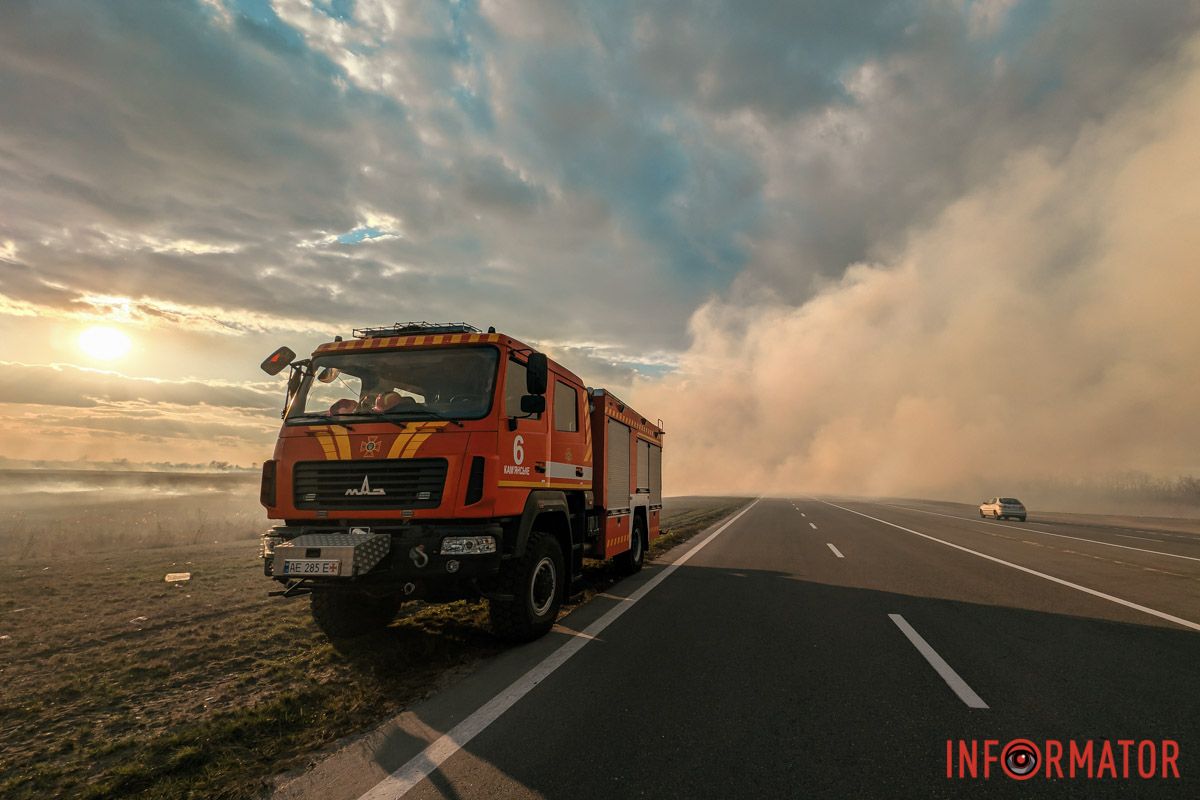 Сжигать сухостой нельзя Дым виден из Днепра: на Полтавском шоссе под Днепром масштабно пылает сухостой 10