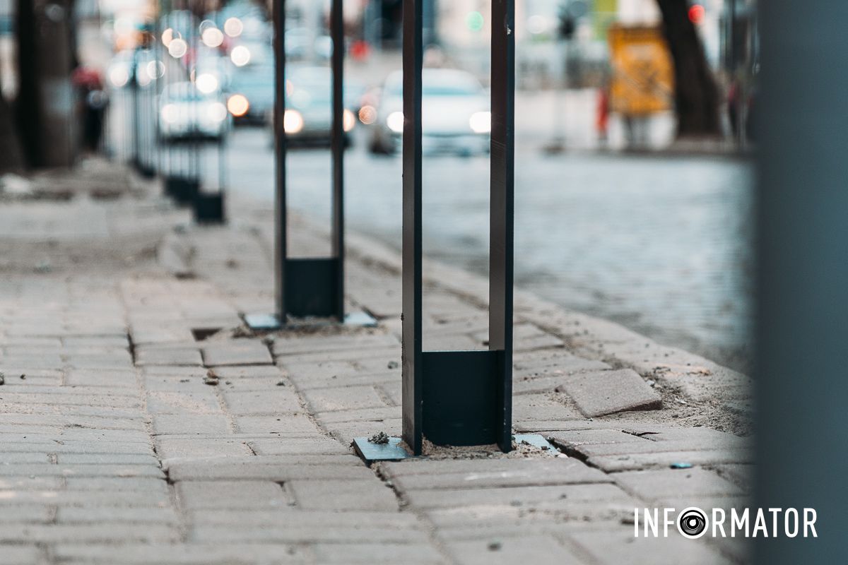 Уже встановили криво: у Дніпрі на демонтаж та реновацію антипаркувальних стовпчиків витратили понад 2 мільйони гривень 2