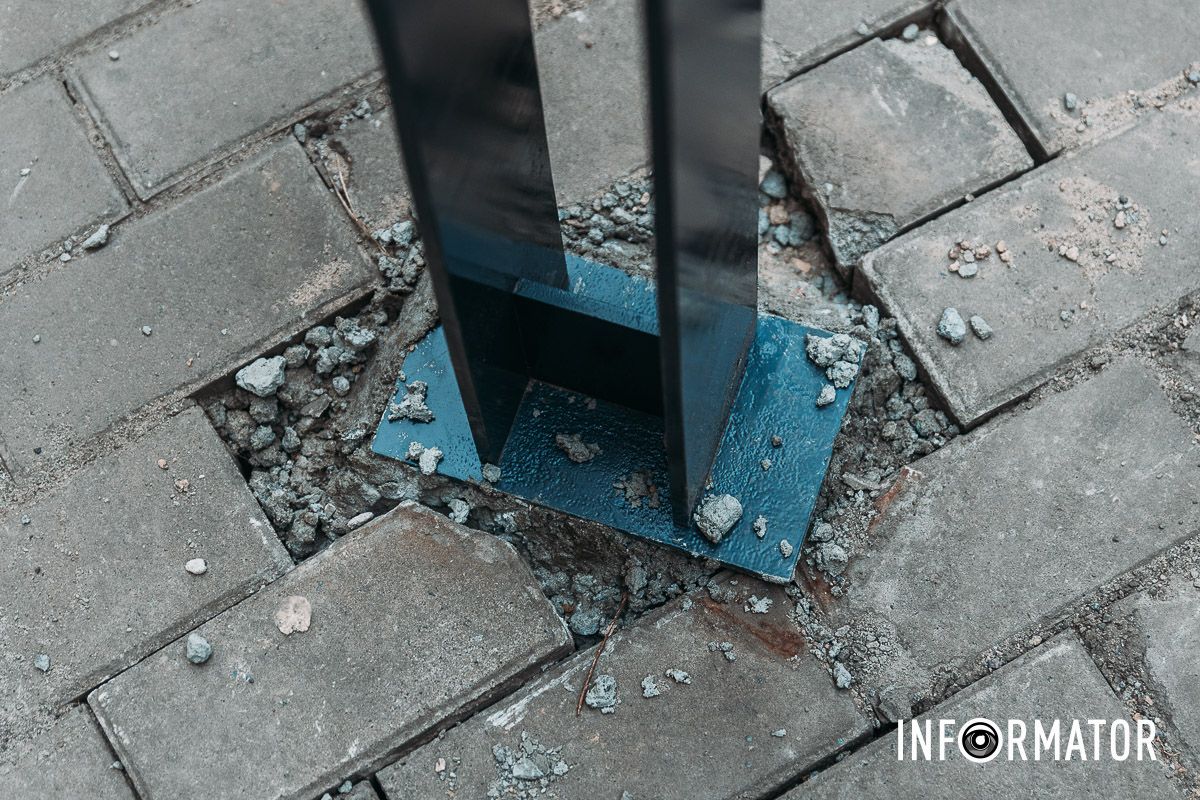 Уже встановили криво: у Дніпрі на демонтаж та реновацію антипаркувальних стовпчиків витратили понад 2 мільйони гривень 1