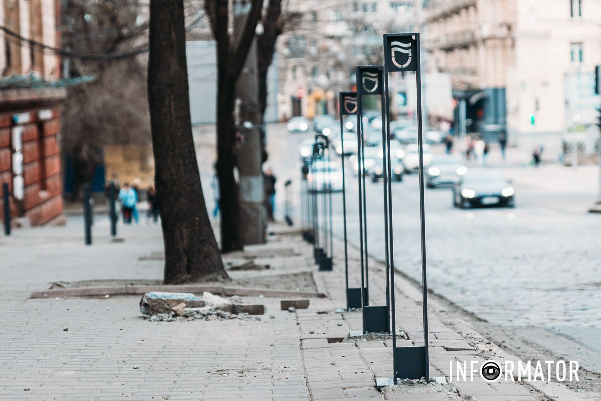 Уже встановили криво: у Дніпрі на демонтаж та реновацію антипаркувальних стовпчиків витратили понад 2 мільйони гривень 7
