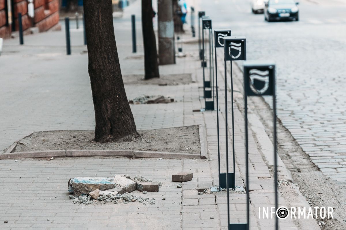 Уже встановили криво: у Дніпрі на демонтаж та реновацію антипаркувальних стовпчиків витратили понад 2 мільйони гривень 3