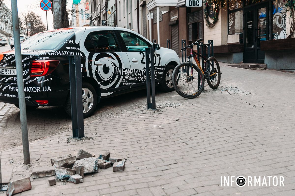 Уже встановили криво: у Дніпрі на демонтаж та реновацію антипаркувальних стовпчиків витратили понад 2 мільйони гривень 4