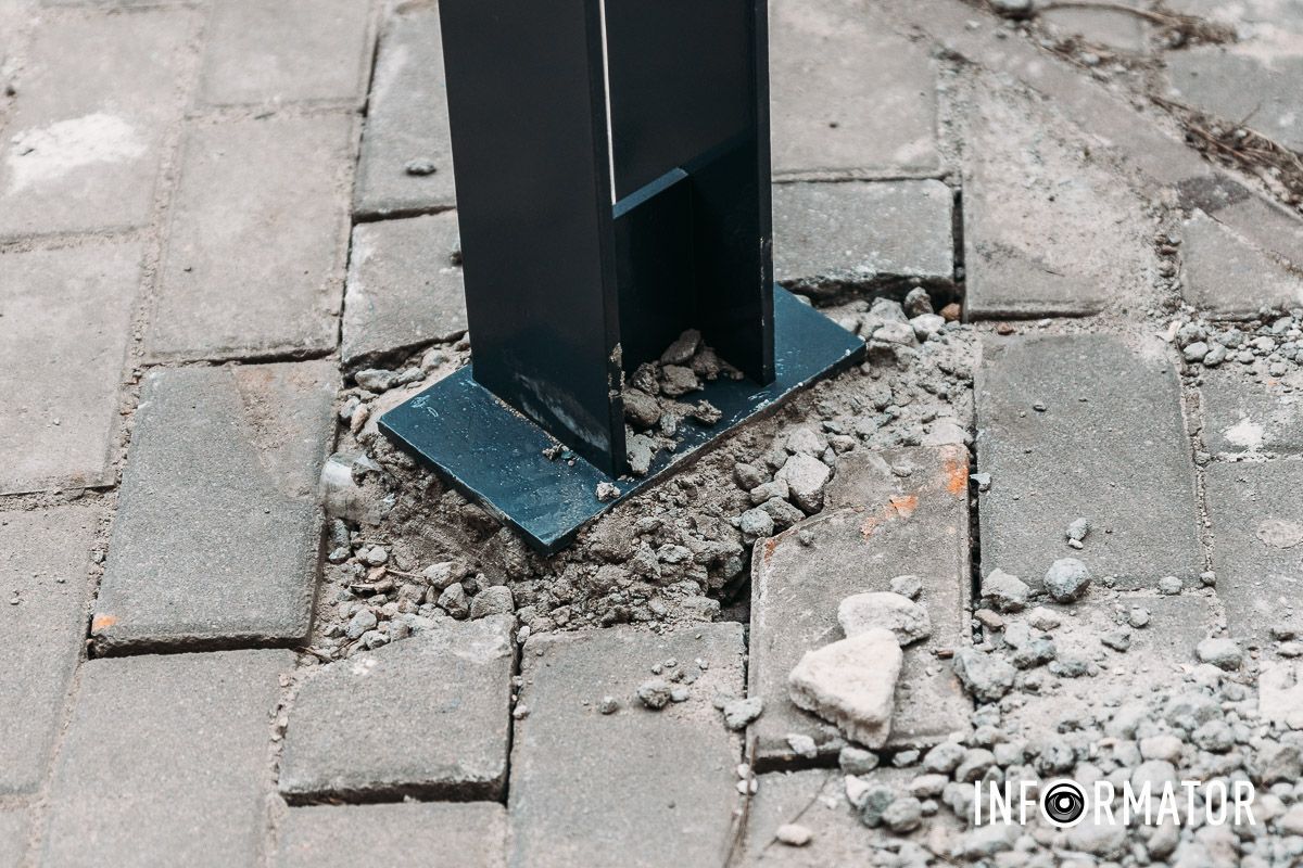 Уже встановили криво: у Дніпрі на демонтаж та реновацію антипаркувальних стовпчиків витратили понад 2 мільйони гривень 5