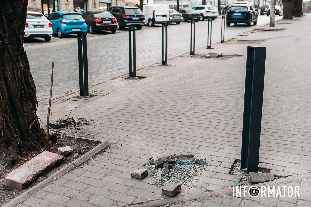 Уже встановили криво: у Дніпрі на демонтаж та реновацію антипаркувальних стовпчиків витратили понад 2 мільйони гривень 6