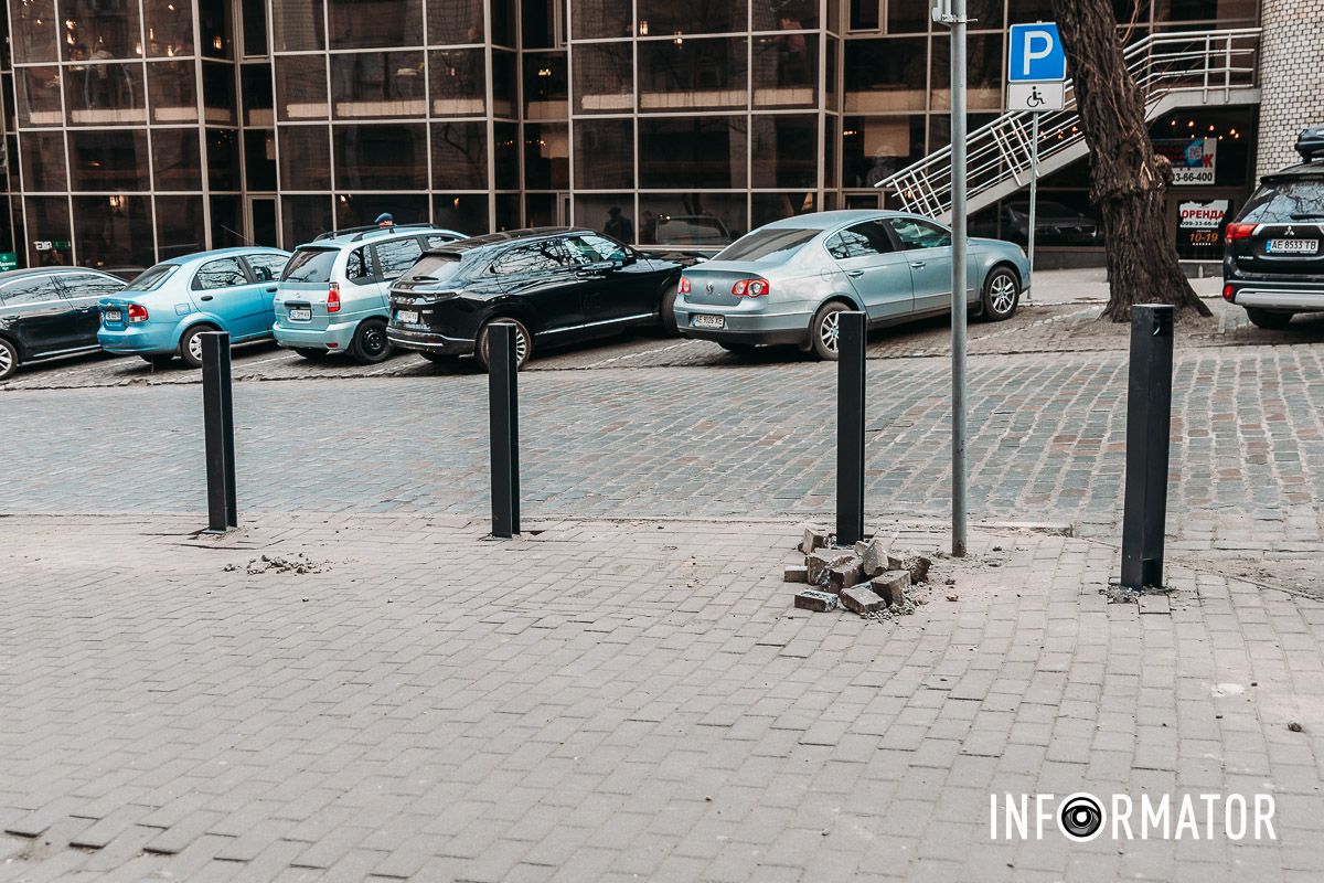 Уже встановили криво: у Дніпрі на демонтаж та реновацію антипаркувальних стовпчиків витратили понад 2 мільйони гривень 8