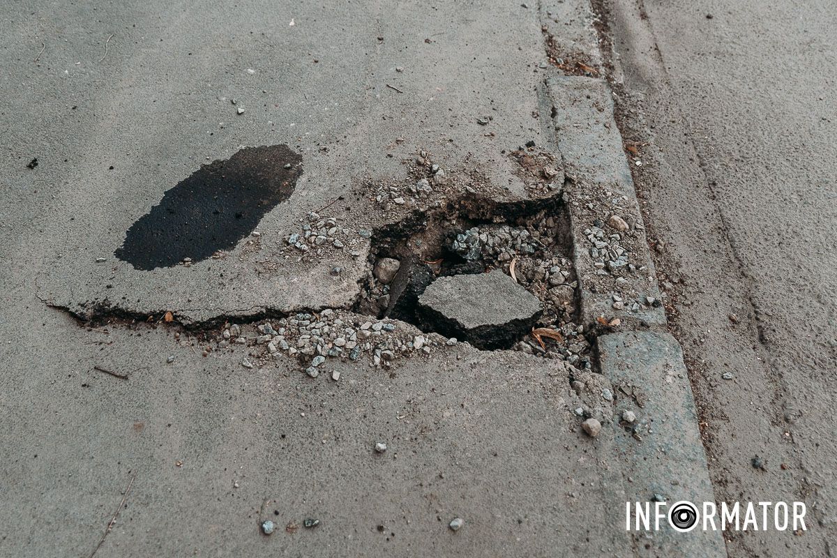 Уже встановили криво: у Дніпрі на демонтаж та реновацію антипаркувальних стовпчиків витратили понад 2 мільйони гривень 10