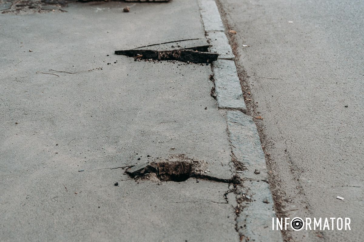 Уже встановили криво: у Дніпрі на демонтаж та реновацію антипаркувальних стовпчиків витратили понад 2 мільйони гривень 13