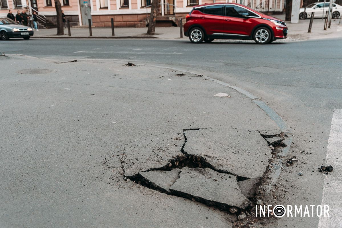 Уже встановили криво: у Дніпрі на демонтаж та реновацію антипаркувальних стовпчиків витратили понад 2 мільйони гривень 16