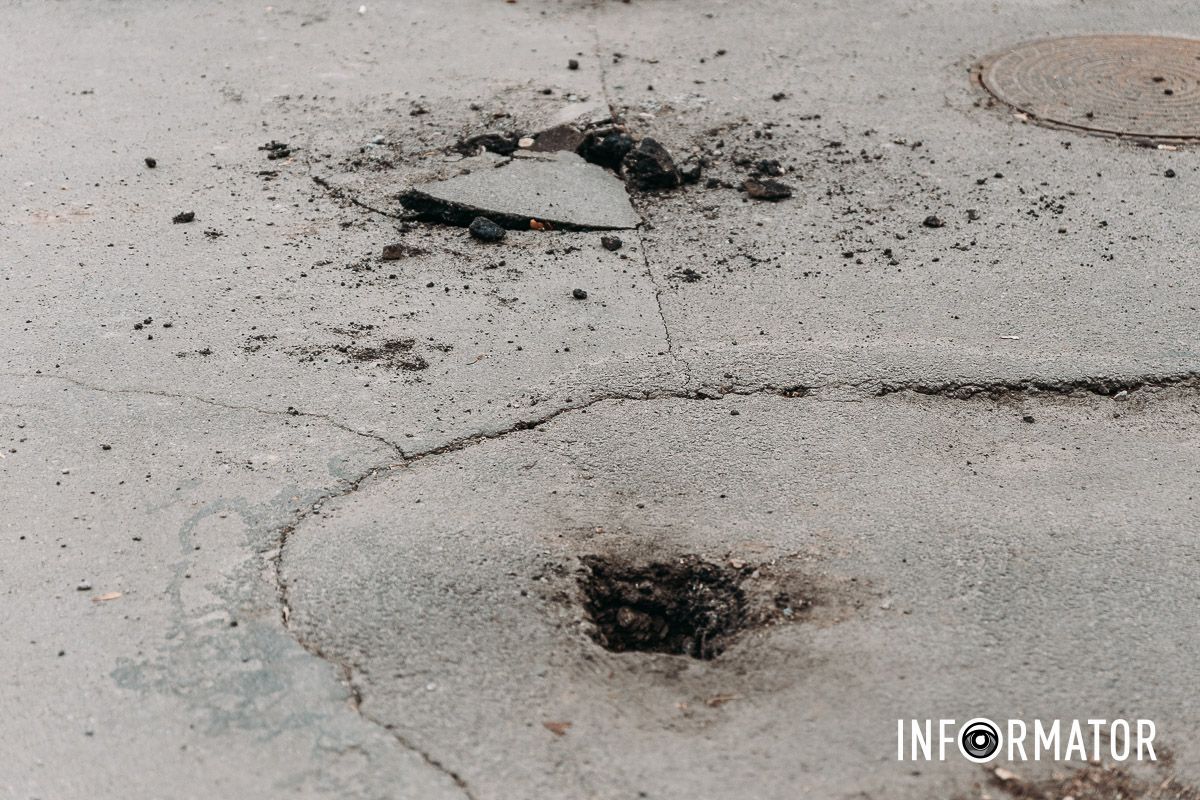 Уже встановили криво: у Дніпрі на демонтаж та реновацію антипаркувальних стовпчиків витратили понад 2 мільйони гривень 12