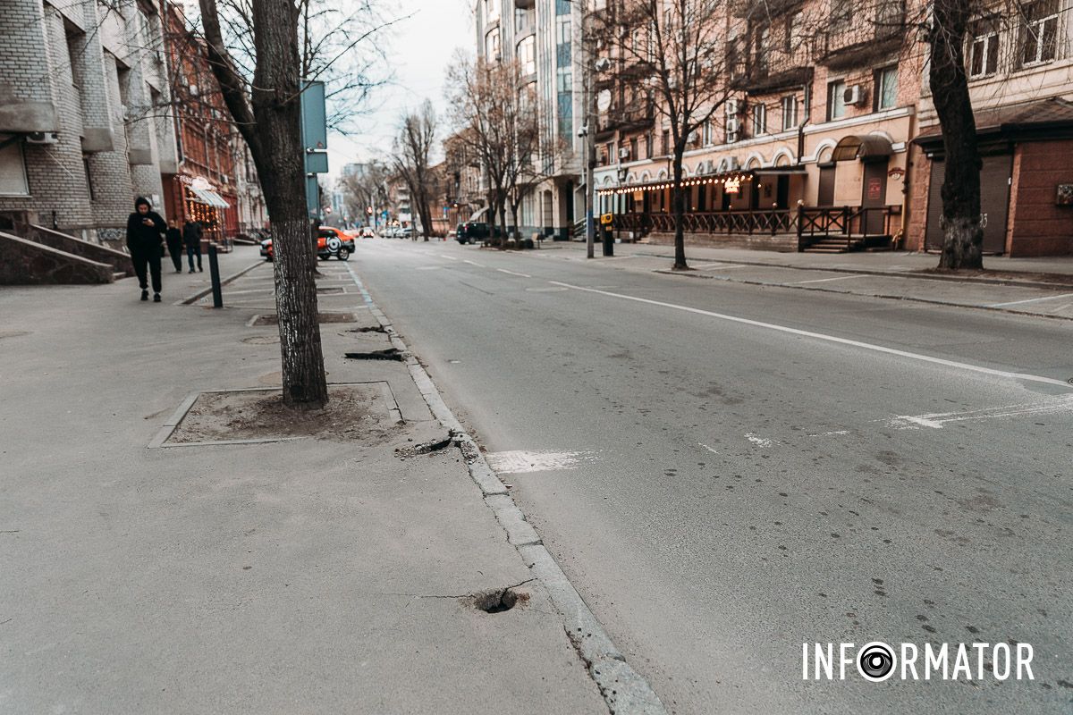 Уже встановили криво: у Дніпрі на демонтаж та реновацію антипаркувальних стовпчиків витратили понад 2 мільйони гривень 17