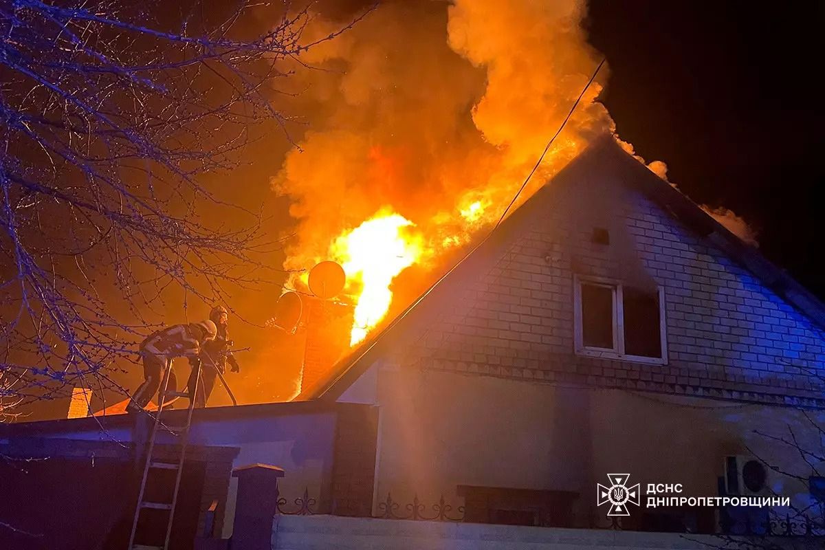 На улице Криворожской в Каменском горел дом На улице Криворожской в Каменском горел дом