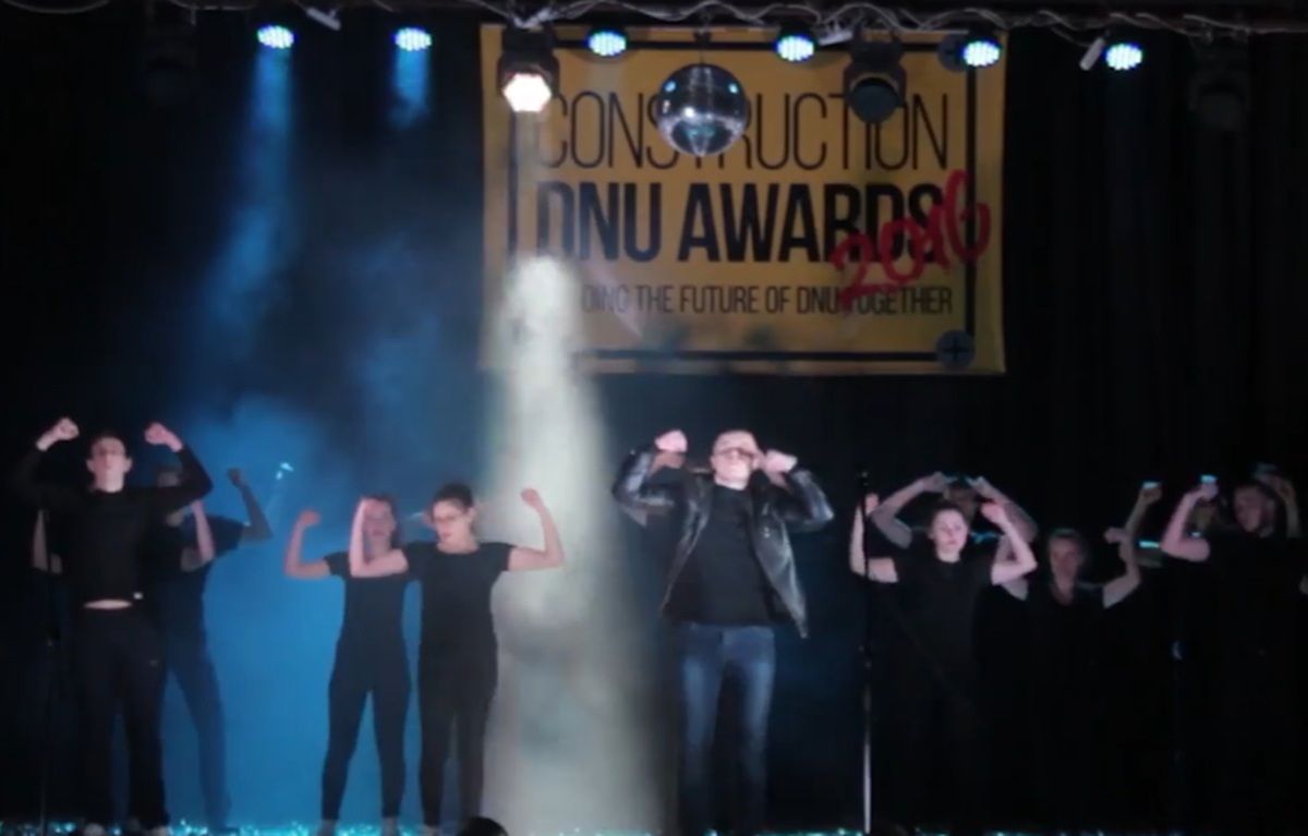 Александр находится в центре