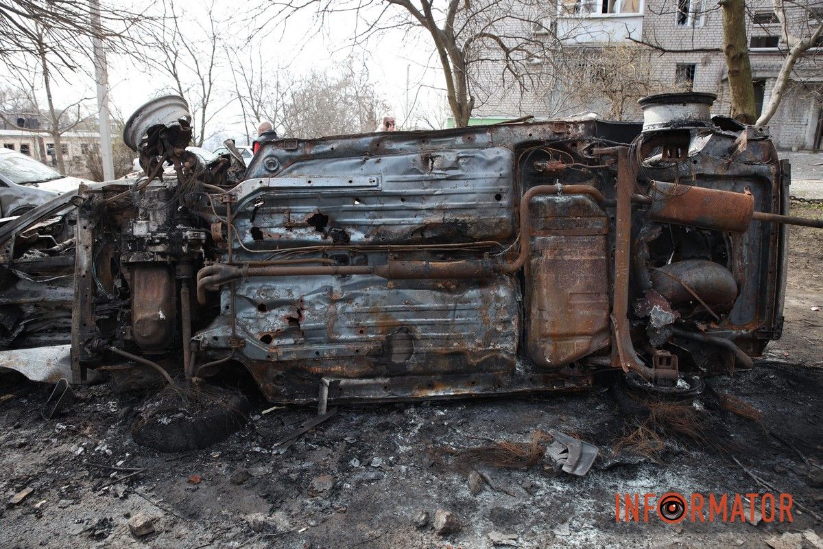 Потрощені та знищені вогнем автомобілі, бите скло на уламки: як виглядають місця «прильотів» БпЛА у Дніпрі 6