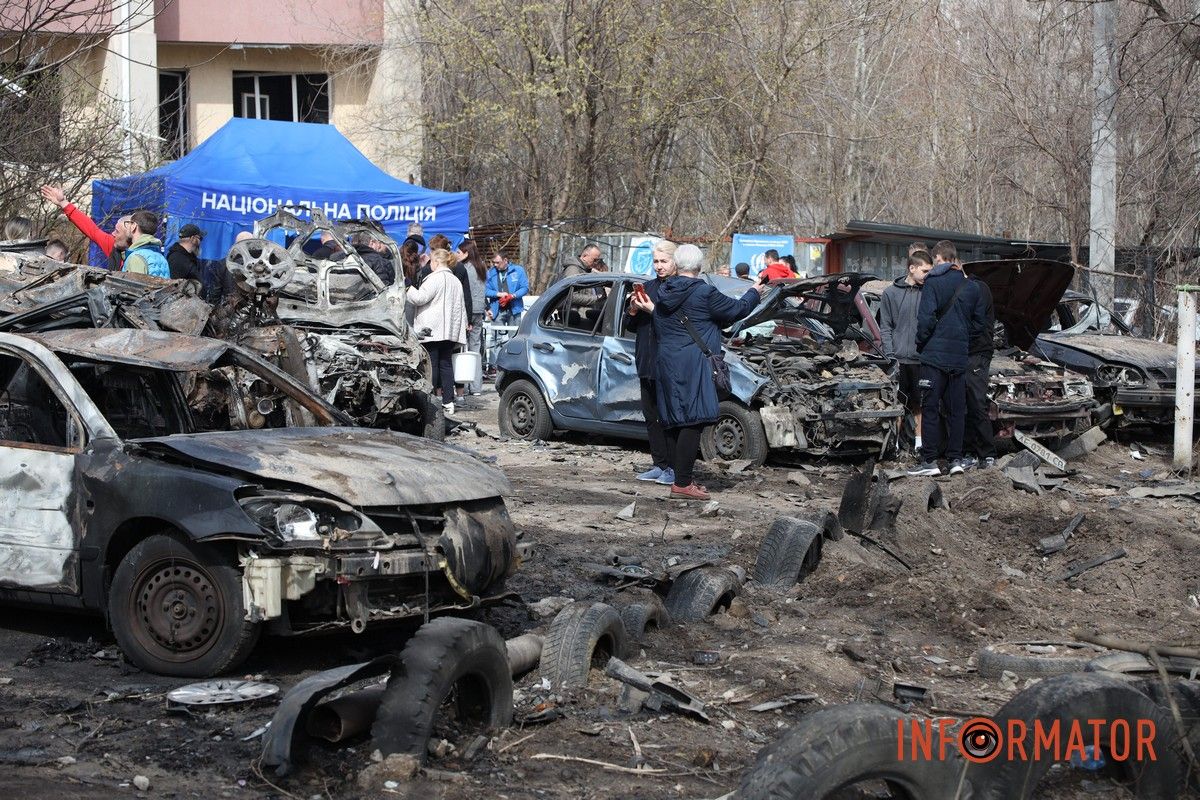 Потрощені та знищені вогнем автомобілі, бите скло на уламки: як виглядають місця «прильотів» БпЛА у Дніпрі 7