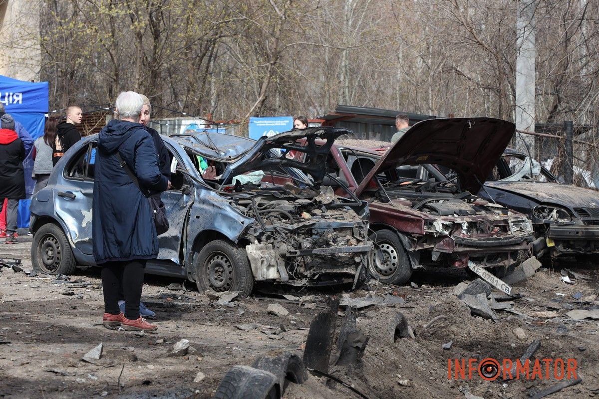 Потрощені та знищені вогнем автомобілі, бите скло на уламки: як виглядають місця «прильотів» БпЛА у Дніпрі 5